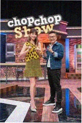 肩线与胯线倾斜形成动态的漫画人体示范图